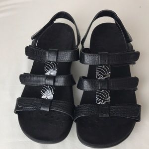 Vionic strappy black sandals Sz 6